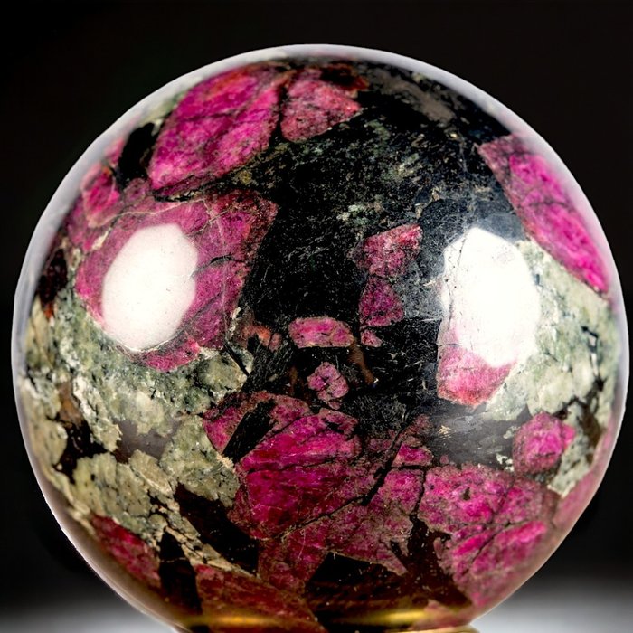 Utmerket Eudialyte Sphere. - Høyde: 65.5 mm - Bredde: 65.5 mm- 474 g