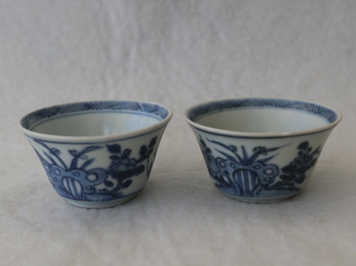 Paar chinesische Yongzheng-Teeschalen in Blau und Weiß aus dem Ca Mau-Schiffswrack - Porzellan - China - Yongzheng (1723-1735)