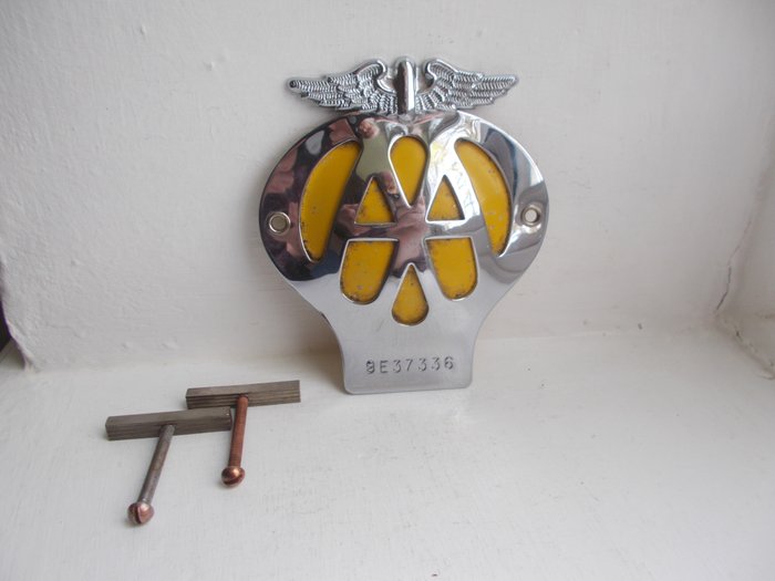 徽章 AA Chrome on brass and enamel car badge with original  rivets and brass fixings very nice  1966 to - 英國 - 20世紀中期（二戰期）