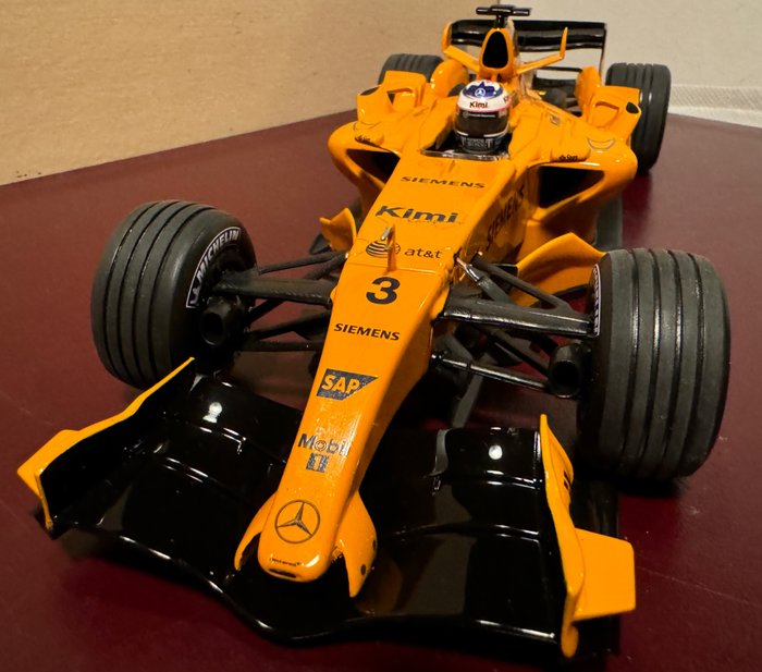 Minichamps 1:18 - Model samochodu wyścigowego - Team McLaren Mercedes MP4-21 N°3 - Samochód testowy Kimi Räikkönen w tymczasowych barwach 2006