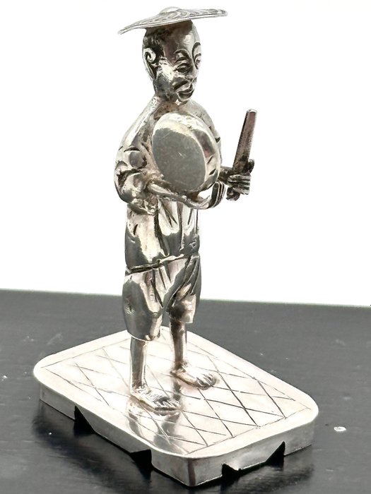 No reserve-Handgemaakte Aziatische zilveren miniatuur man met gong op bewerkte zilveren voet - Miniatűr figura - Ezüst