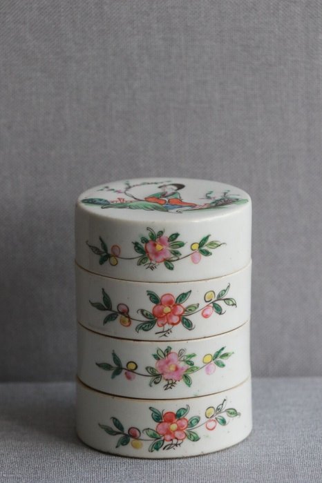 Eine chinesische Famille-Rose-Vierschichtschachtel mit Deckel - Porzellan - China - Republik Periode (1912 - 1949)