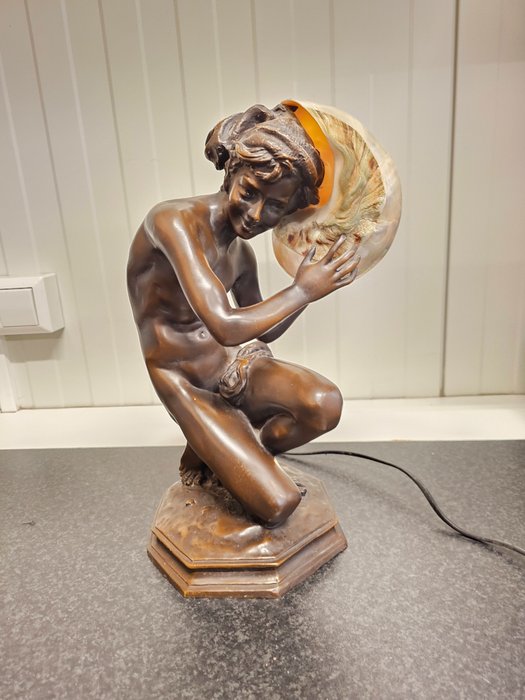 雕塑, Napolitaanse vissersjongen met schelp (lamp), naar model van Jean-Baptiste Carpeaux - 38 cm - 黄铜色