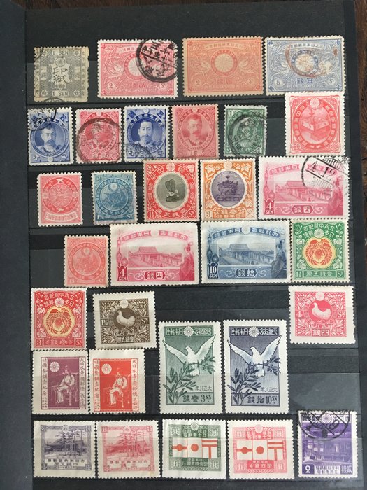 日本 1875/2022 - 包含战前邮票、许多铸币、纪念币的相册，20 世纪 50 年代、60 年代、70 年代、琉球铸币、系列及超过 1400 枚 - Sakura