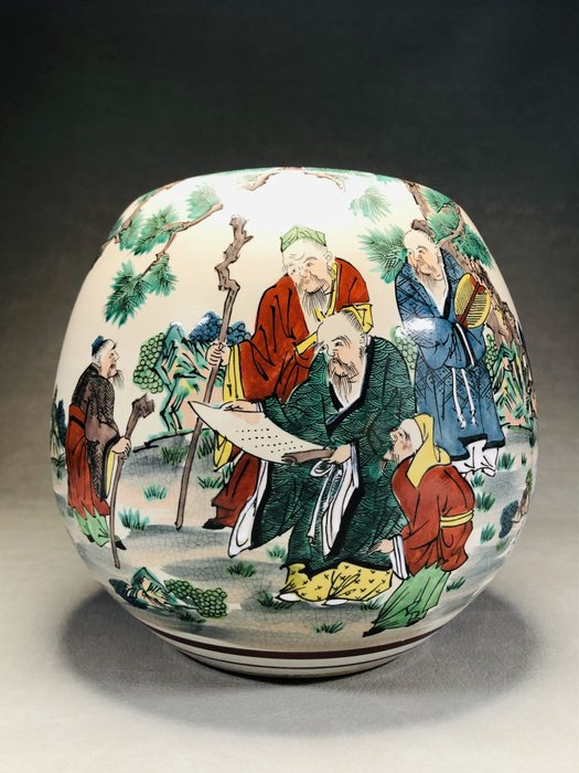 Vase - Porzellan, Eine Vase mit Darstellungen von Menschen und Landschaften aus der Edo-Zeit Kutaniyaki 九谷焼 Sonoyama - Japan  (Ohne Mindestpreis)