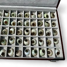Medische apparatuur – Zeldzaam lot van 50 oogprothesen uit de jaren 1910/20 (1e Wereldoorlog) – Geen reserveprijs – Glas, Porselein