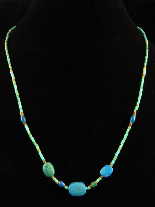 古埃及 项链由绿松石和玻璃木乃伊珠制成，并带有彩陶圣甲虫 - 45 cm  (没有保留价)