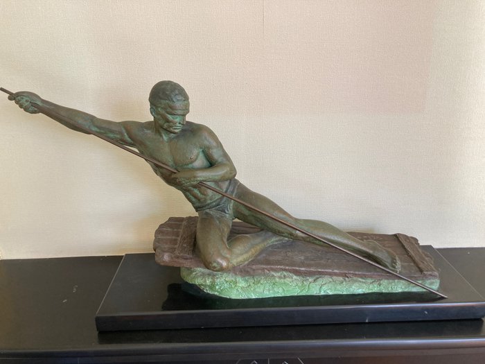 Ugo Cipriani - 雕塑, Man op vlot - 39 cm - 粗锌 - 1930