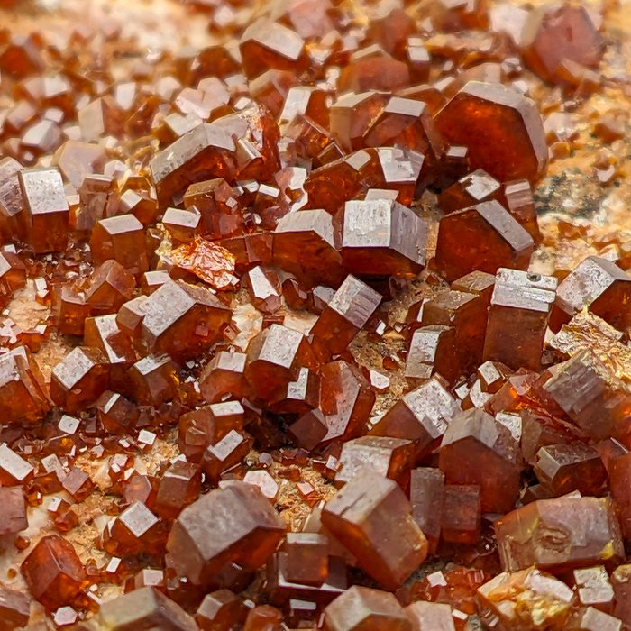Enorme, BLOEDRODE VANADINITIS, cosmetisch Kristallen op matrix - Hoogte: 134 mm - Breedte: 86 mm- 1011 g - (1)