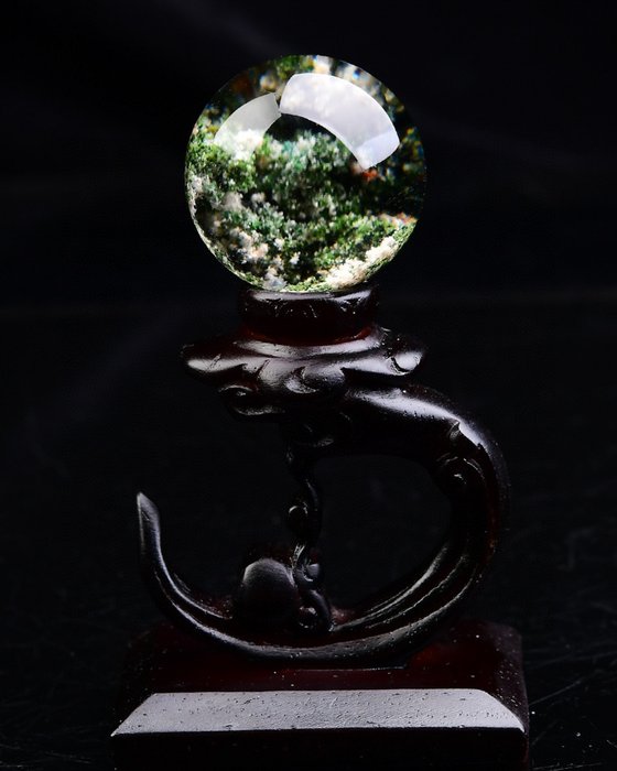 精致的绿色幽灵石英球 - 完美抛光，色彩独特- 357 g