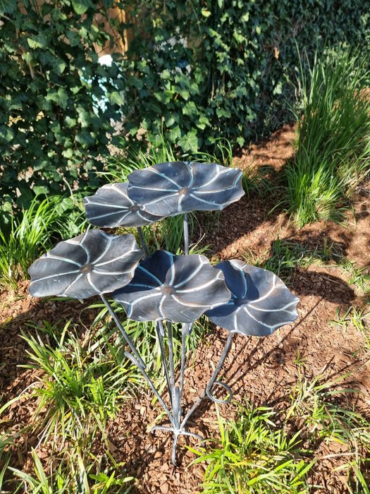 Figurină - Large metal flower / Leaves - garden art - Fier, Metal