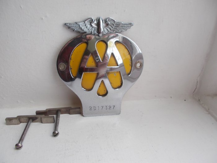 徽章 AA Chrome on brass and enamel car badge with original  rivets and brass fixings very nice  1960 to - 英国 - 20世纪中期（二战期）