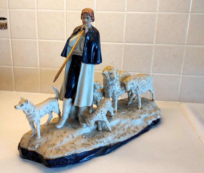 Royal Dux Porzellan-Manufaktur - Estatueta - Shepherd with flock - Porcelana biscuit