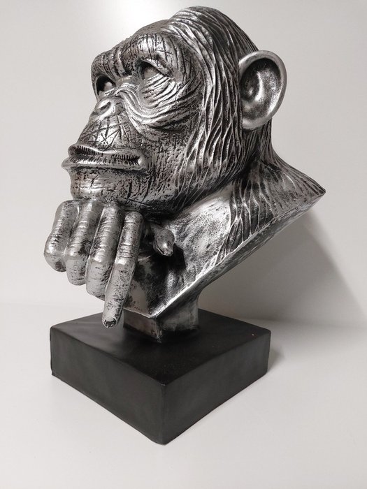 Statuie, Stylish head of a monkey silver bronze on black console - 42 cm - polirășină