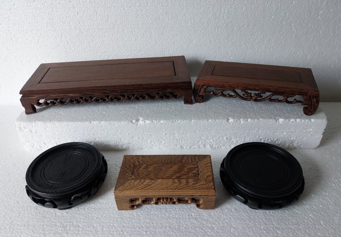 Tisch - Holz, 5 niedrige Hartholztische, Display, s - China  (Ohne Mindestpreis)
