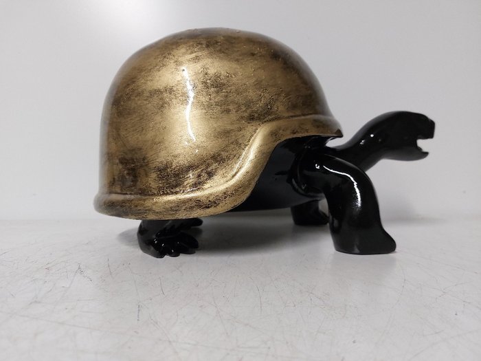 Staty, black turtle with army helmet gold bronze - 20 cm - polyharts