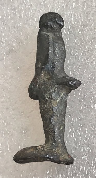 古罗马 金属、铅 — 鹰雕像栖息在树干上 — 罗马军团士兵的徽章 — 罗马 护身符  (没有保留价)