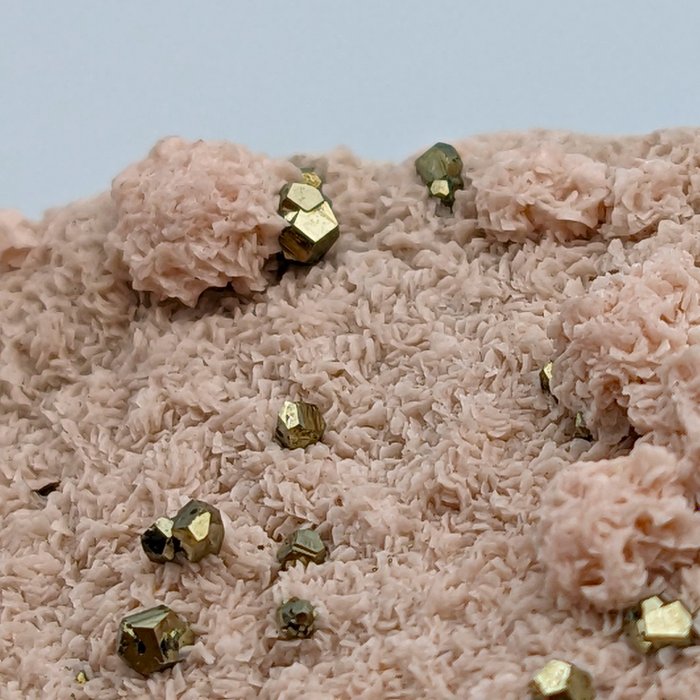 ROSA RHODOCHROSIT mit TETRAHEDRIT und GOLDENEM PYRIT, Farbkontrast Kristalle - Höhe: 57 mm - Breite: 51 mm- 34.23 g - (1)
