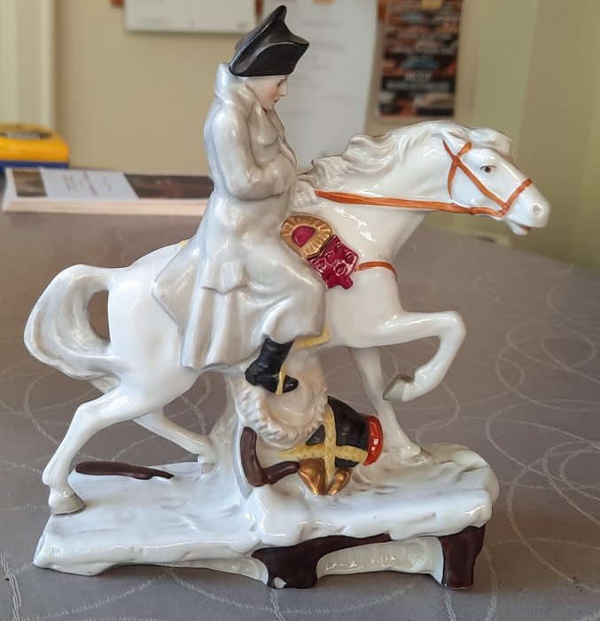 Scheibe-Alsbach - Estatueta militar miniatura - Napoleon op zijn paard Marengo, bergopwaarts reizend over het slagveld - Porcelana