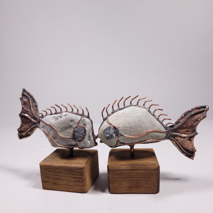 Jacek Drzymała ( XX- XXI) - Skulptur, Kissing Fish - Handmade stone figurines (Set of 2) - No reserve - 13 cm - Koppar, Sten (mineralsten), Trä - 2024