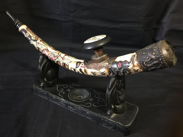 No Reserve Price-Akino WUZU - splendide pipe a opium sculptée et signée et son support Bouddha - 管 - 木, 骨, 凿刻和雕刻的金属