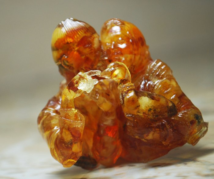 Rintakuva, Baltic Amber Folk Figurine of LOVE - 5 cm - Meripihka