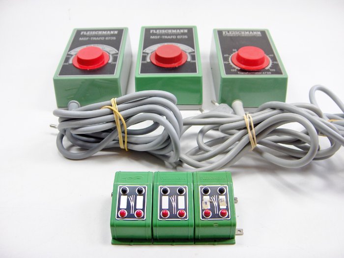 Fleischmann H0 - 6730 / 6735 - Transformador (6) - 3 transformadores, 2 dos quais são MSF com 3 interruptores