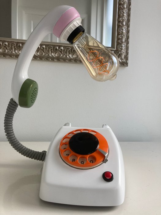 Telefon analogowy - T65 - Plastik, telefon z 1975 roku przerobiony na lampę