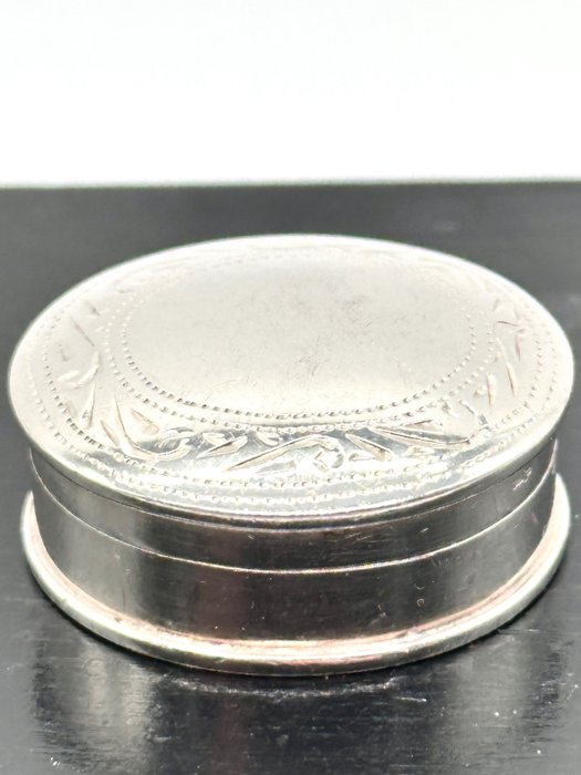 No reserve-Handgemaakte 1e gehalte Hollands zilveren Pillendoos met florale decoraties en verfijnde - Pillendose - .925 Silber
