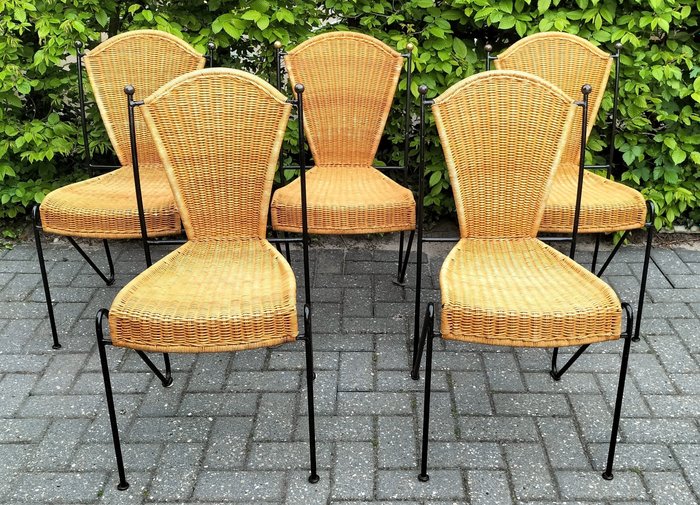 Krzesło ogrodowe - Pięć krzeseł ogrodowych – czarne ramy, z podłokietnikami i pomysłowo tkanymi wiklinowymi siedzeniami