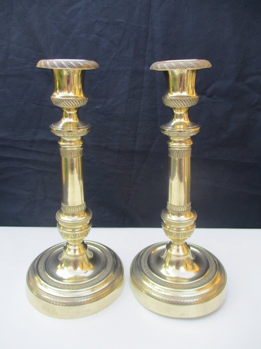 Taperstick - Pair of candlesticks. Empire-Restoration period around 1820. Bronze