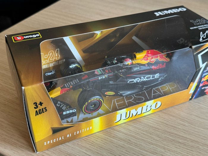 Bburago 1:24 - Modellino di auto da corsa - Red Bull Racing - RB18 - Max Verstappen - numero di partenza 1 - 2022 - Casco Zandvoort Special