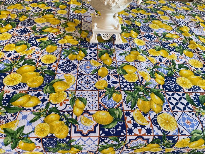 san leucio sonnige mediterrane Tischdecke mit Zitronen und blauen maurischen Fliesen - Tischtuch  - 240 cm - 135 cm