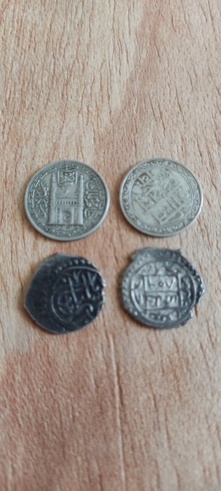 Asia. Lote de cuatro monedas de plata, dos de la India y dos del Imperio Otomano  (Sin Precio de Reserva)