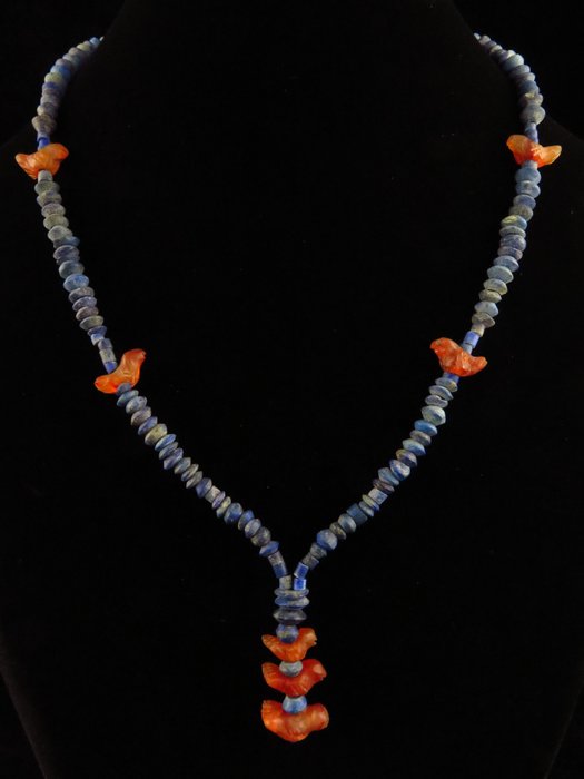 巴克特里亚 青金石珠制成的项链，配有红玉髓鸟护身符 - 46 cm  (没有保留价)