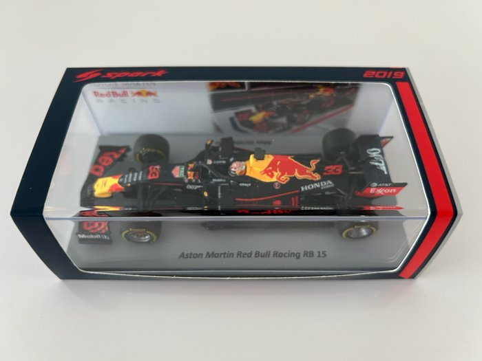 Spark 1:43 - Model car - Max Verstappen GP England - James bond versie 007- RB15