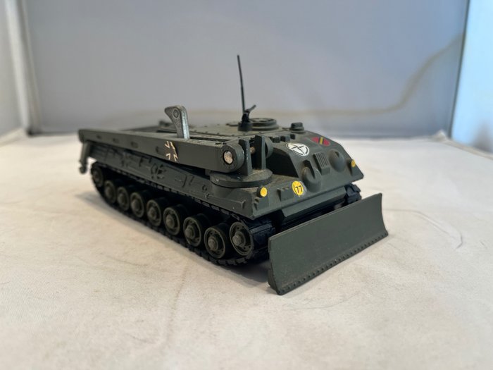 Dinky Toys 1:43 - Pienoismalliauto - Ref. 692 Leopard Rescue Tank 1974 - Valmistettu Englannissa