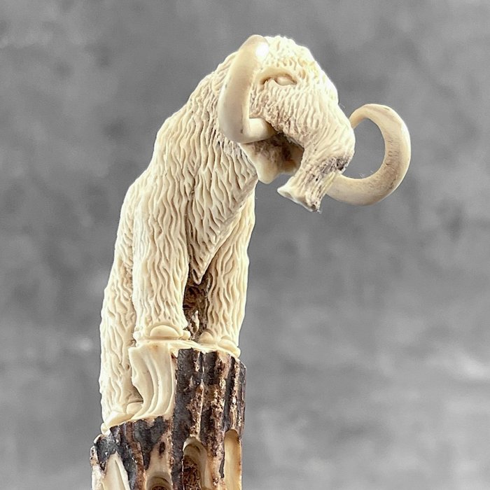 Schnitzerei, NO RESERVE PRICE - A Mammoth carving from Deer Antler on a stand - 17 cm - Holz, Hirschgeweih
