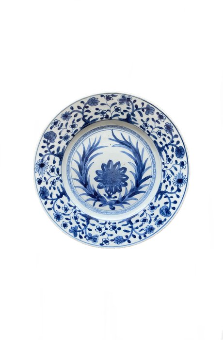 Tallerken - China, blauwwit bord met decoratie van bloem medaillon, achterzijde gemerkt. Kangxi periode. - Porselen