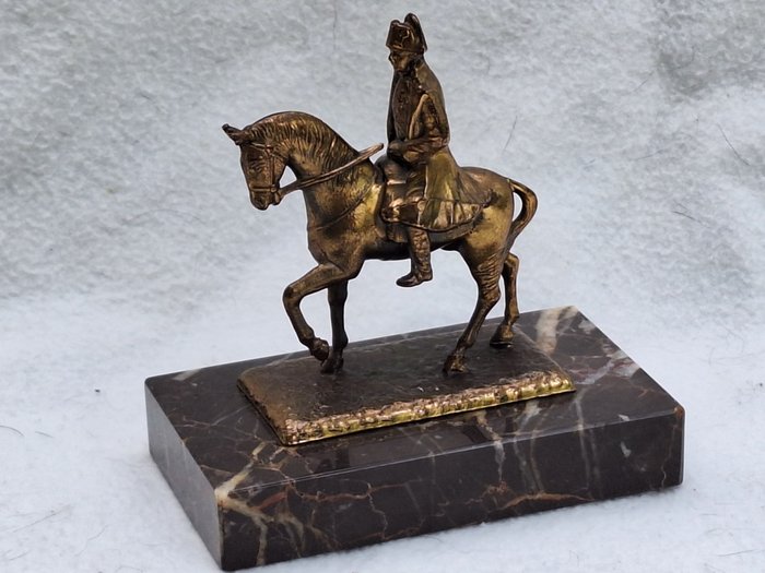 Figurină - Napoleon Bonaparte te paard - Metal pe marmură