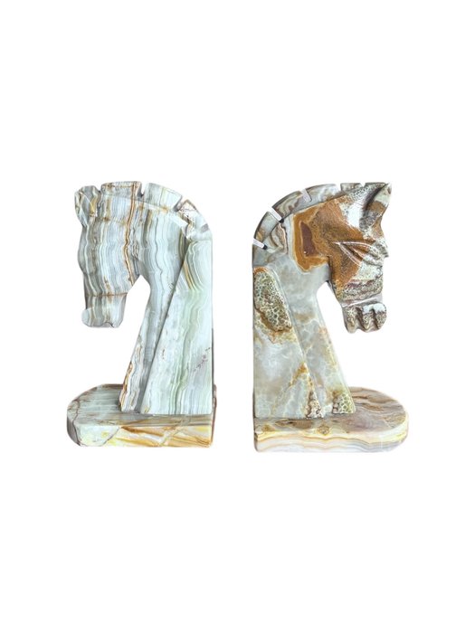 Bokende - To bokstøtter i marmor med hestehoder fra 1970-tallet