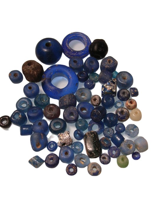 Oud-Romeins Glazen sieradenkralen, azuurblauw zeeblauw, Romeinse rijk uit de oudheid van de 2e eeuw Halsketting  (Zonder Minimumprijs)