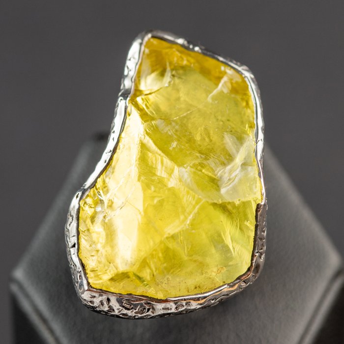 Duży pierścionek z naturalnym kamieniem szlachetnym - szorstki Duży kwarc cytrynowy w stanie surowym. - Wysokość: 35 mm - Szerokość: 32.5 mm- 22 g
