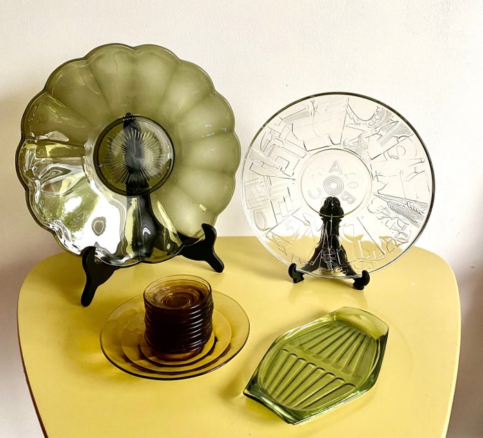 Platter (14) - Various scales - Pressed glass