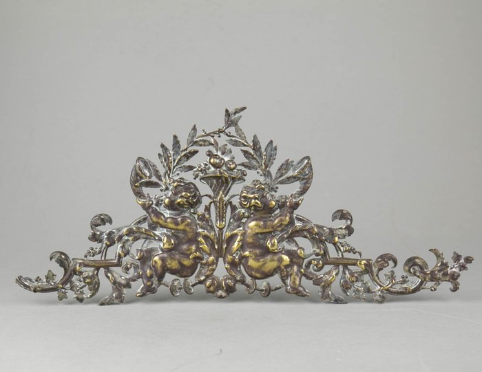 Ornamento decorativo - Antico rilievo in bronzo traforato con putti che suonano le corna, ca. 1860-1880 - Francia