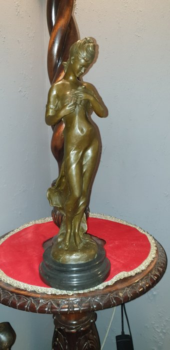 Auguste Moreau - 雕塑, Sculpture of Female with Bird - 48 cm - 黄铜色