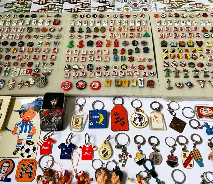 Riesige Sammlung von 589 Fußball-Sammlerstücken 