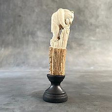 Snijwerk, – NO RESERVE PRICE – A Bear Carving from a deer antler on a custom stand – 15 cm – Hertengewei – 2023