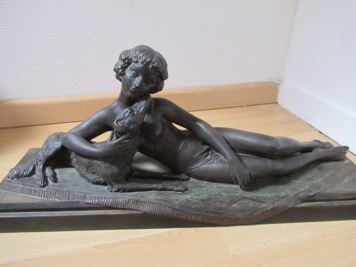 L Bruns - 雕塑, femme nue et son chien - 54 cm - 黄铜色