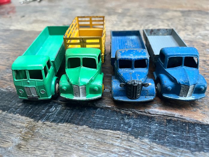 Dinky Toys 1:55 - 模型貨車 - 4x Trucks - 有4輛舊卡車的地段